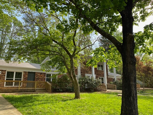 Building Photo - 6 Dogwood Ct
