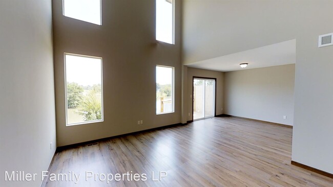 Building Photo - 4 br, 3.5 bath House - 718 Deer Haven