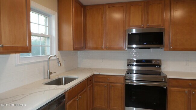 Building Photo - 2 Briar Mills Dr