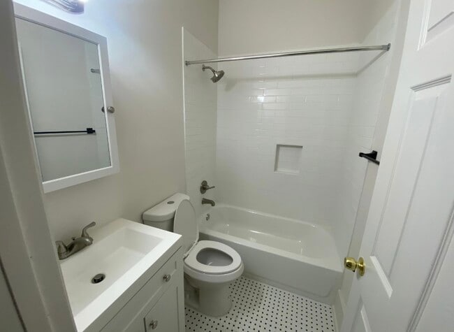 Building Photo - 18 Hemlock Dr