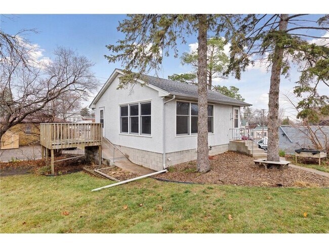 Building Photo - 903 Manomin Ave