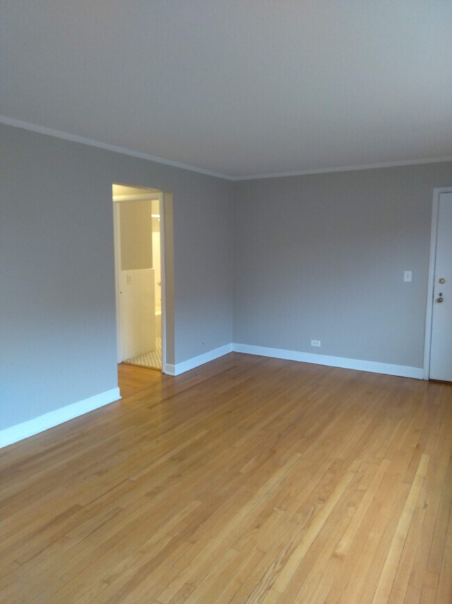 Building Photo - 837 Mulford-2