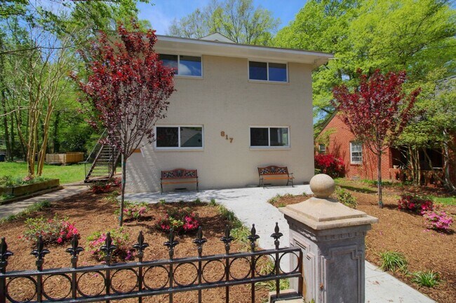 Foto del edificio - Renovated, Well-Kept 2bd/1ba Only 1 Block ...