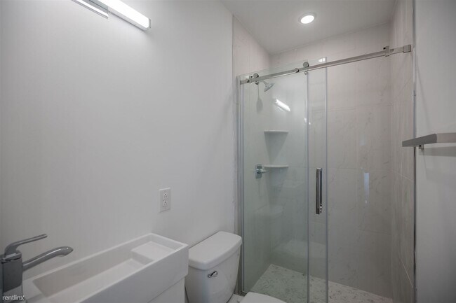 Foto del edificio - 3 br, 2 bath 4plex - 3213 HAVERFORD AVE Un...