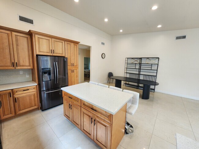 Foto del edificio - 10528 Tuxford St