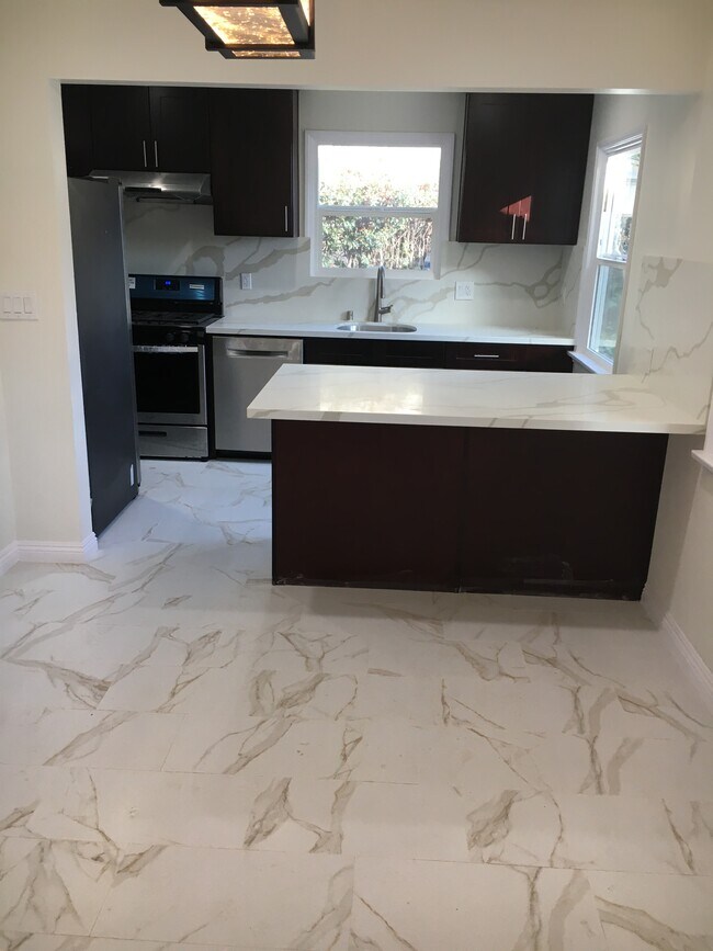Building Photo - 3856 Bentley Ave