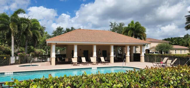 Building Photo - 4277 SW Pine Cove Ct