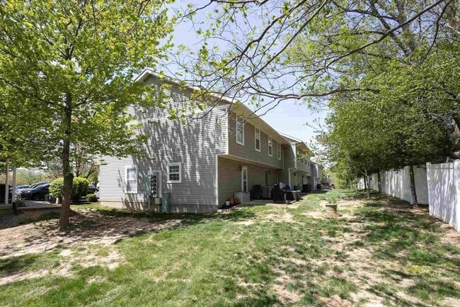 Building Photo - Gorgeous 2 Story, 3 bd/2.5 ba Townhome With Ample Space