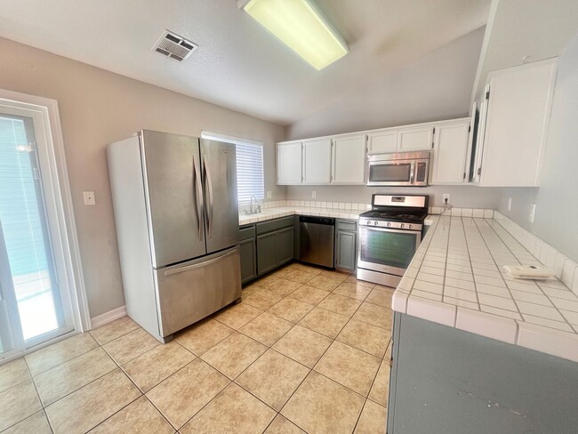 Building Photo - Charming 3-bed 2-bath home with a pool & pool service included!