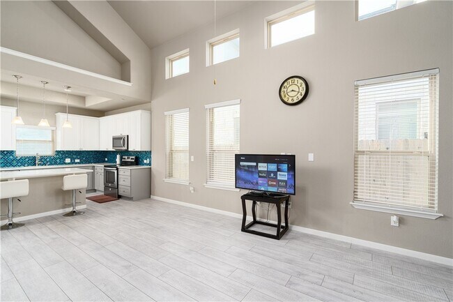 Viviendo - 3240 E Whitestone Blvd