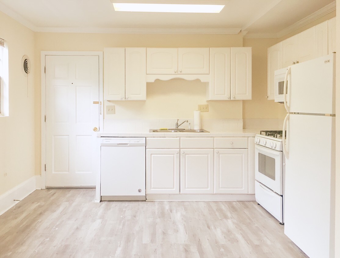Kitchen (all appliances included) - 3660 Peachtree Rd NE