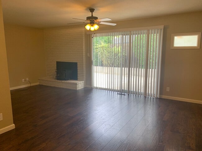 Building Photo - Terrific Brentwood Neigborhood!