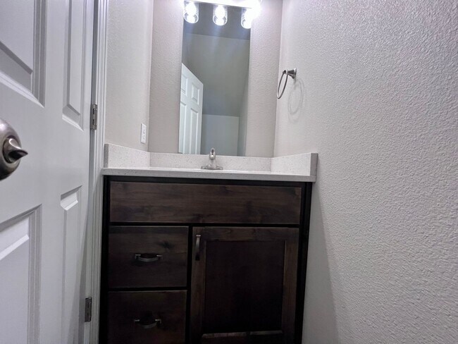 Foto del edificio - 2-bedroom Townhome near Legacy High School!