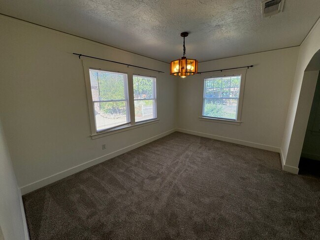 Building Photo - Upgraded Charmer  2 Bed 1 Bath w Yard!