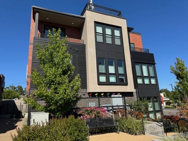 Gorgeous Trig-level townhome with ROOF TOP... - Gorgeous Trig-level townhome with ROOF TOP...