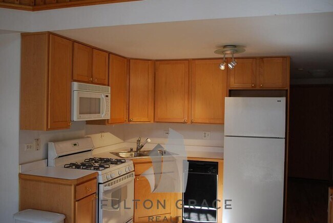 Building Photo - 872 W Buckingham Pl