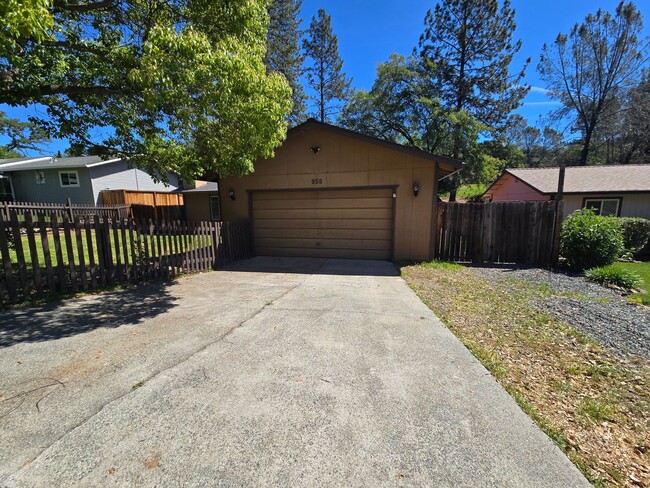 Building Photo - Freshly updated 3-bedroom, 2-bath home