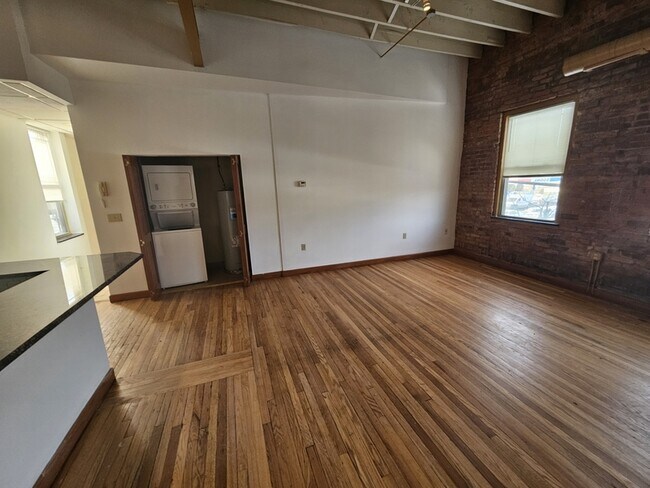 Foto del edificio - 2800 Mayfield Rd