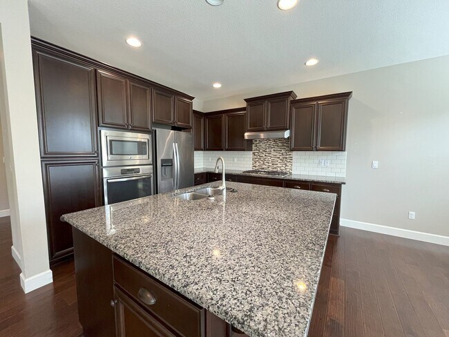 Foto del edificio - Spacious 4-Bedroom + Bonus Room with Modern Kitchen, Solar Panels & Private Fenced Backyard!