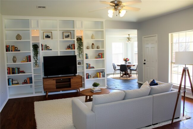 Building Photo - Outside Lovers Dream, 3/2 Large Fenced Yard