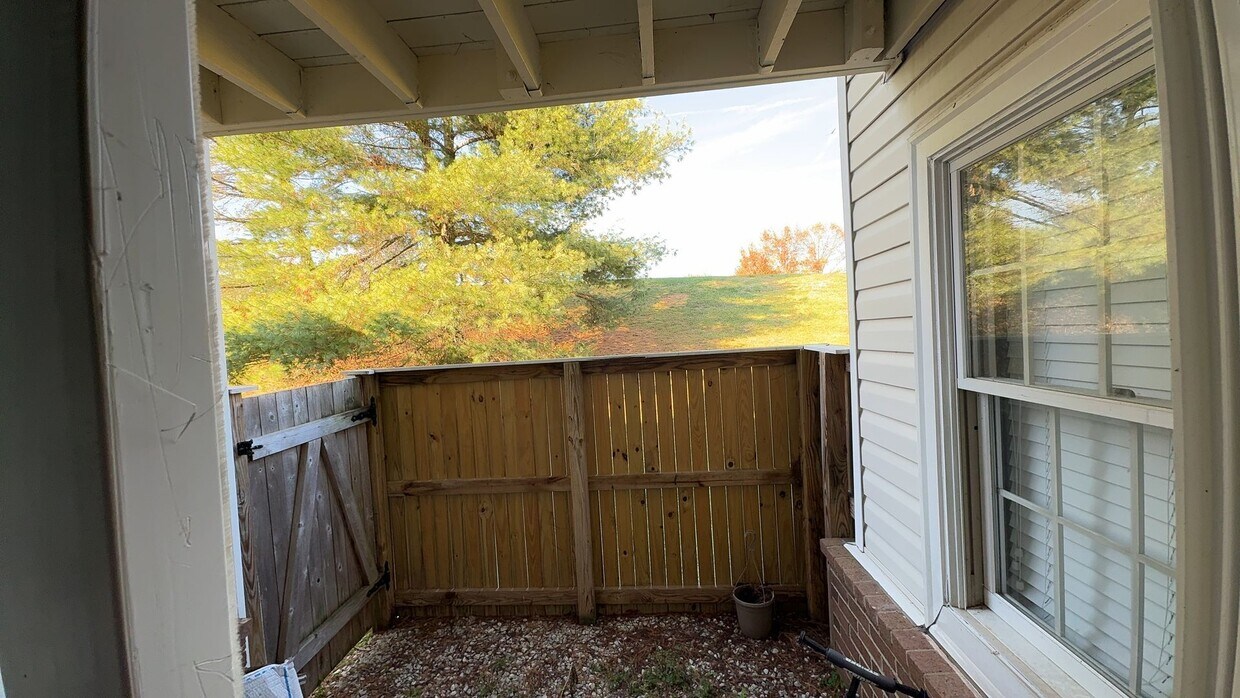 Foto del edificio - Beautiful 2 Bed 1 Bath Condo With Fenced P...