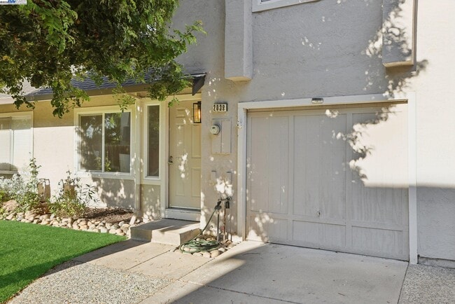 Building Photo - 2039 Alexander Ct