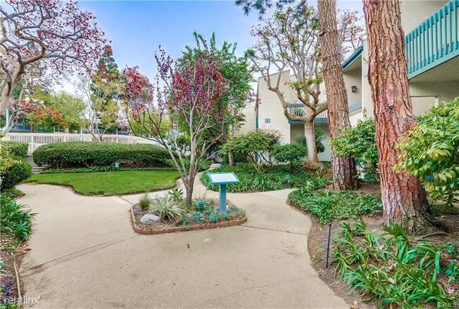 Building Photo - 2 br, 2 bath Condo - 830 Camino Real Unit 202