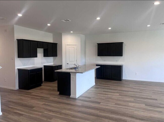 Foto del edificio - 15130 Pr Ml Dr