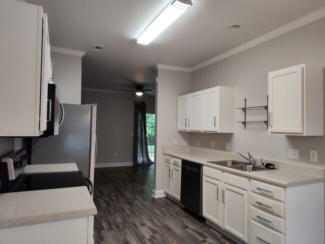Building Photo - Move in ready Townhome in Morrison Place!