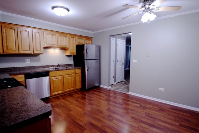 Photo - 1327 E Prairie Ave Apartment