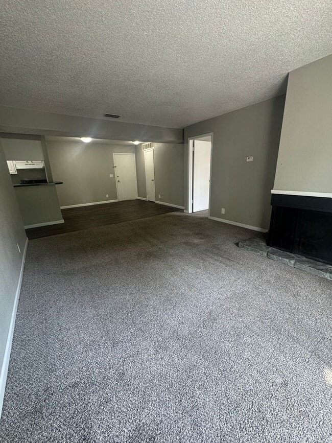 Building Photo - 2421 E 55th Pl