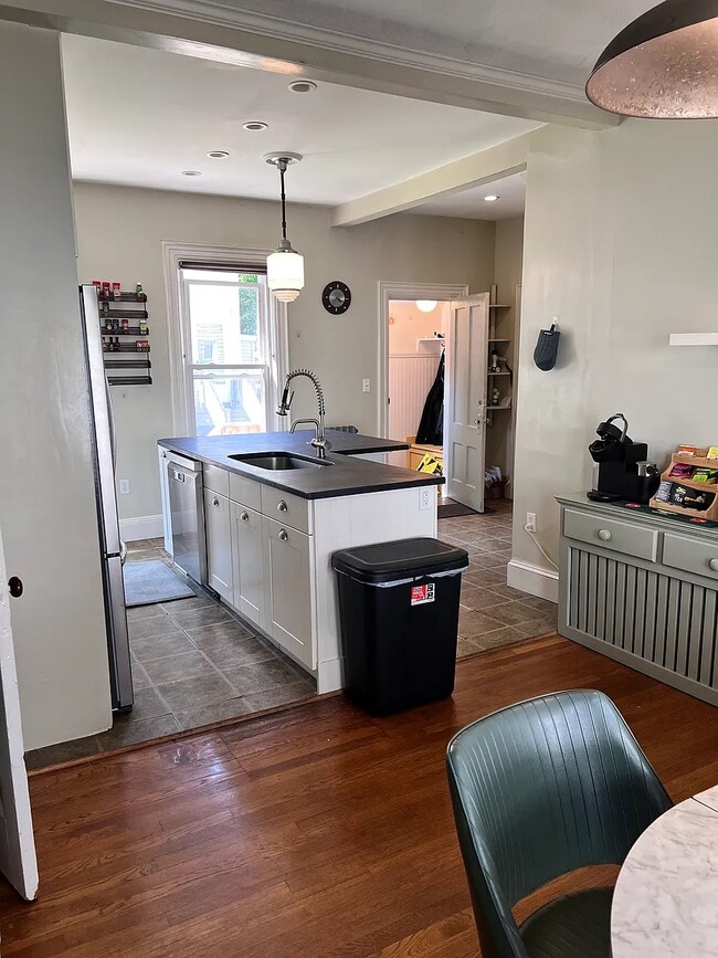 Building Photo - 5A Evergreen Ave