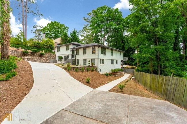 Building Photo - 3131 Dale Dr NE