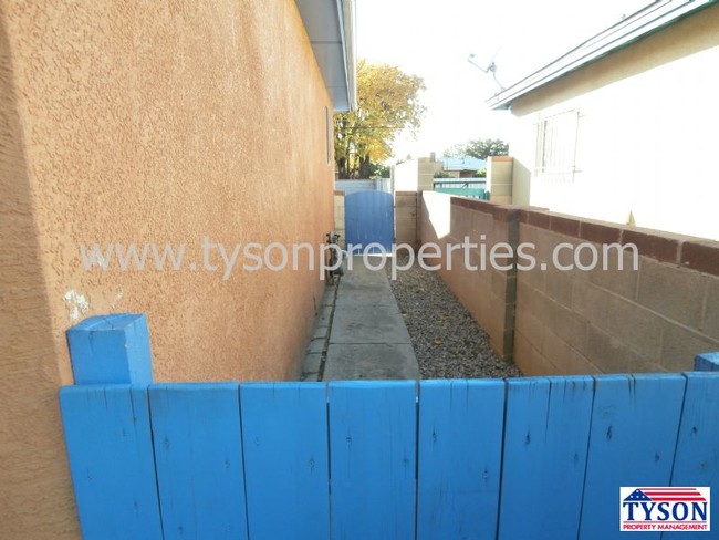 Building Photo - 2025 Alvarado Dr NE