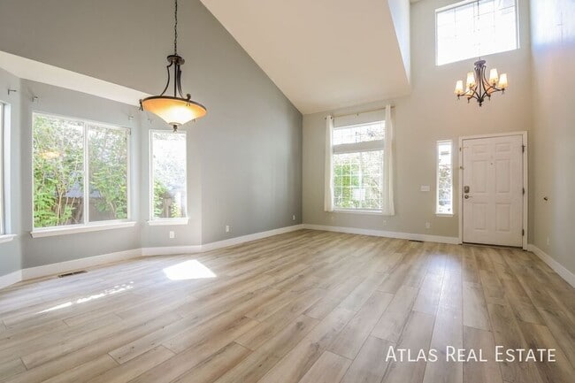 Building Photo - 5541 Spruce Ave
