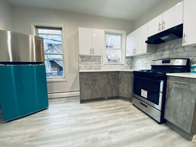 Building Photo - 48 W 54th St