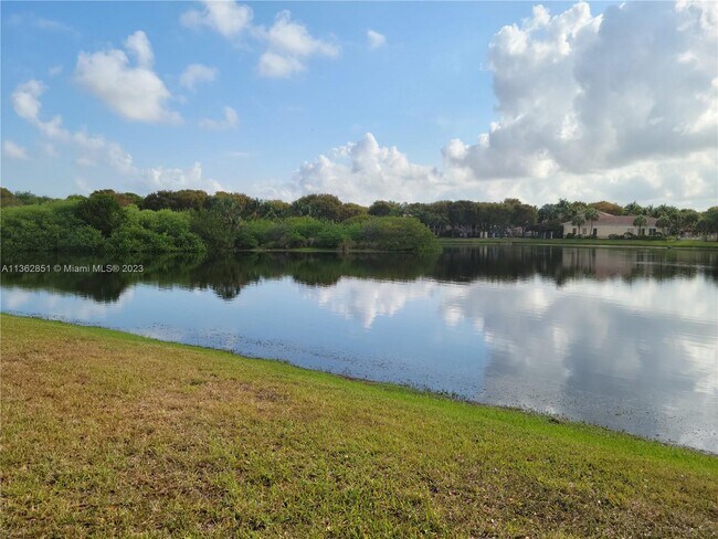 Building Photo - 2487 Centergate Dr