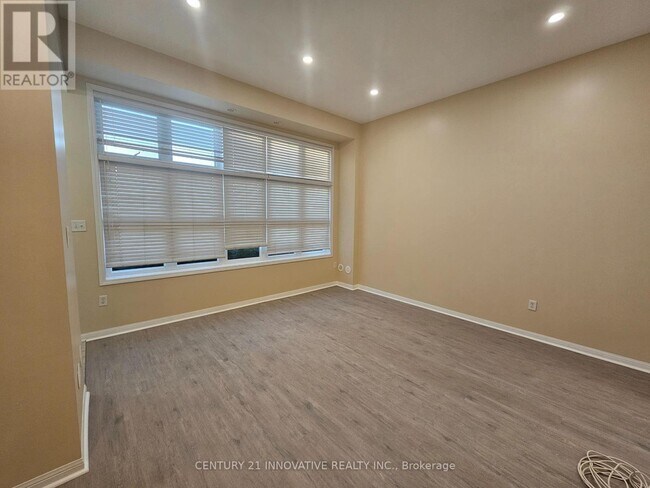 Photo du bâtiment - 3034 Bur Oak Ave