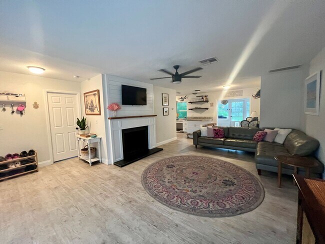 Building Photo - DUNEDIN FL LIVING 3/1 HOME