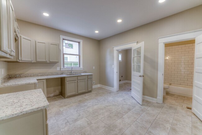 Building Photo - 1270 Peach Ave