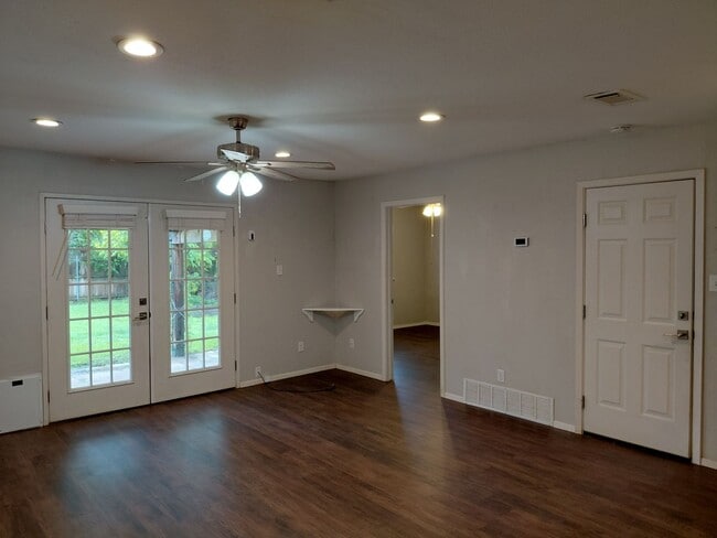Foto del edificio - Adorable 3/2 with Garage Parking + Large backyard and gazebo!!