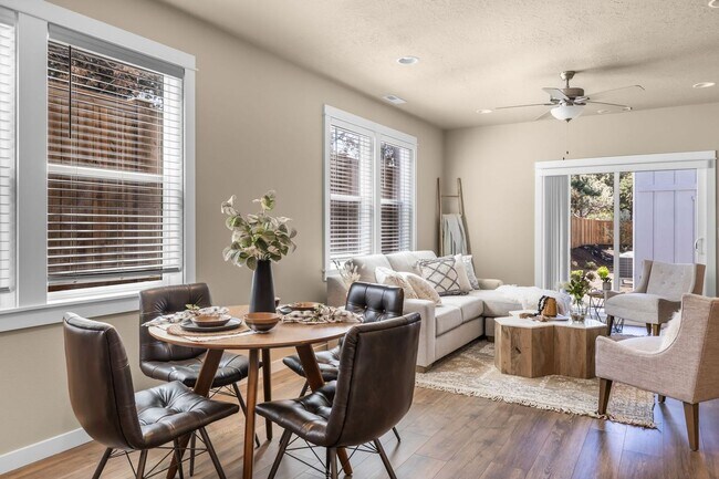 Foto del edificio - Brand New Stunning 3 Bed/2.5 Bath Townhouse-Old Farm District