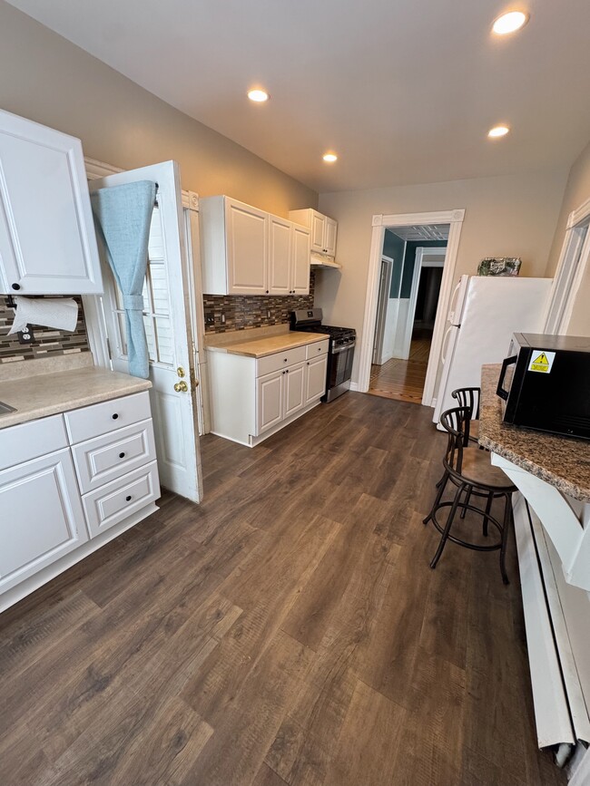 Building Photo - 160 Christiana St