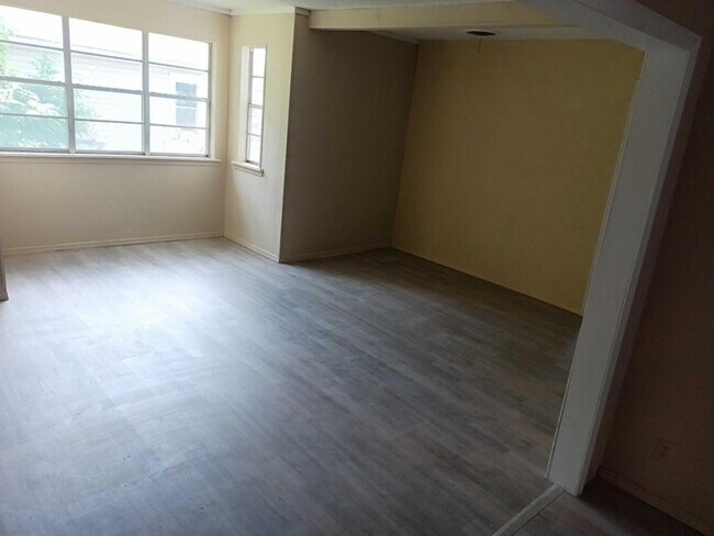Foto del edificio - 839 E 2nd St