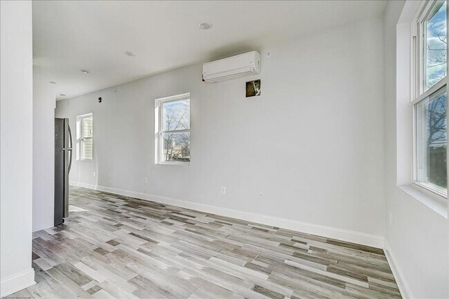Building Photo - 906 S 51st St