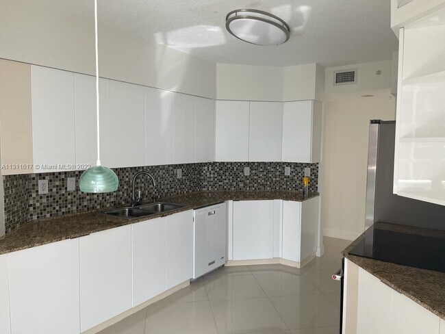 Foto del edificio - 3370 Hidden Bay Dr