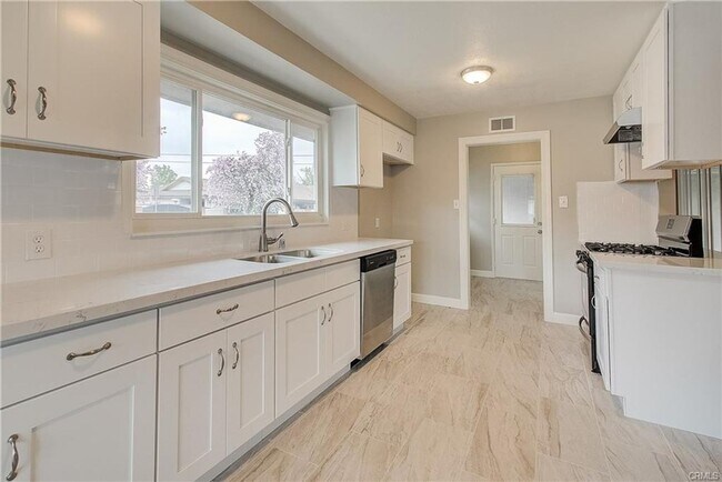 Foto del edificio - 1242 E Everett Pl