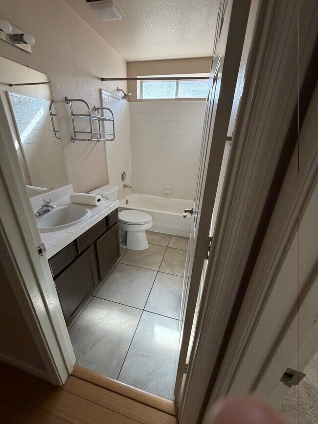 Building Photo - 1288 E Linda Ln