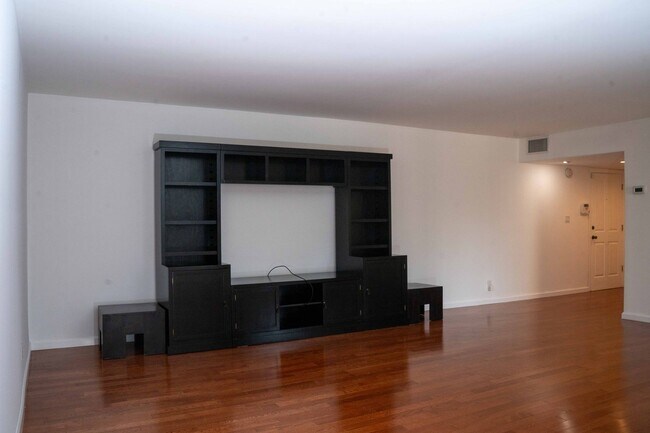 Building Photo - A Warm Sherman Oaks Condo