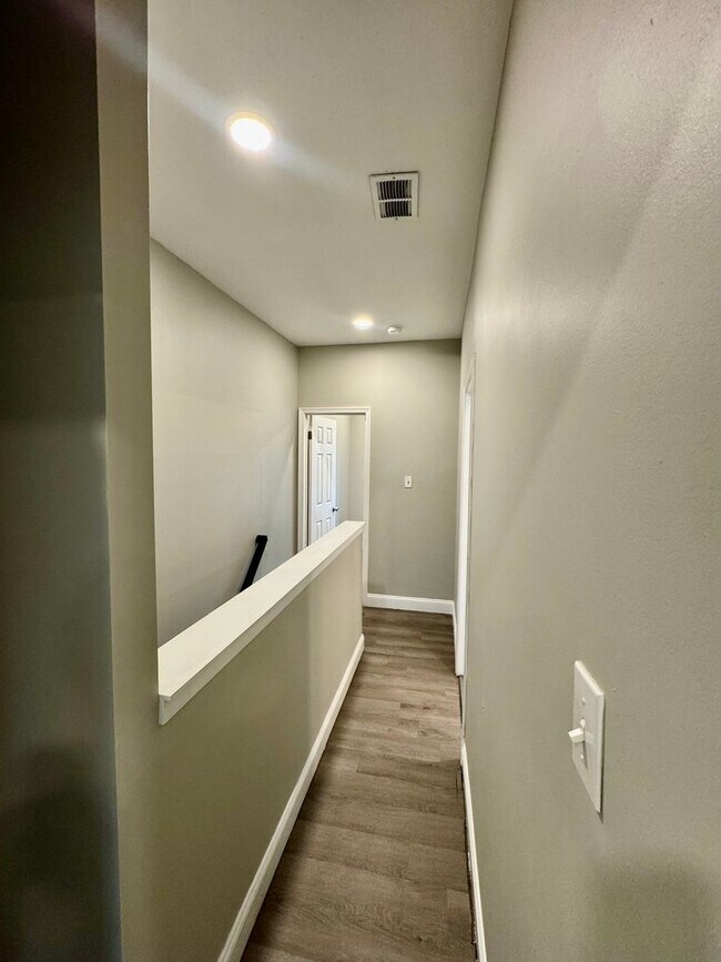Building Photo - 2 Bedroom Available Now